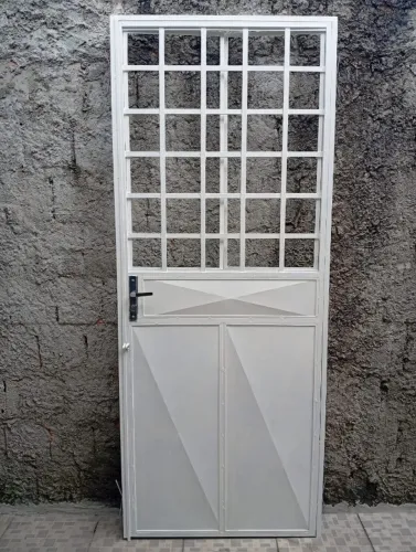 Porta de aço nova