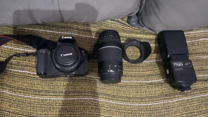 Cânon T4i com 2 lentes e flash godox 2 baterias e um carregador 