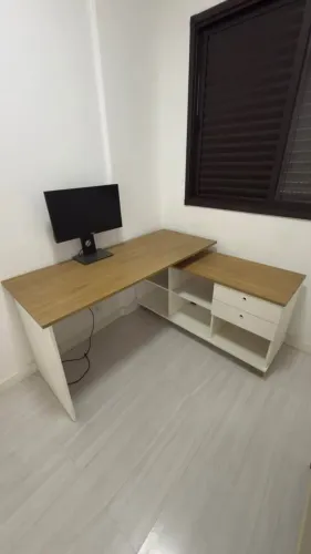 Mesa de escritório em L