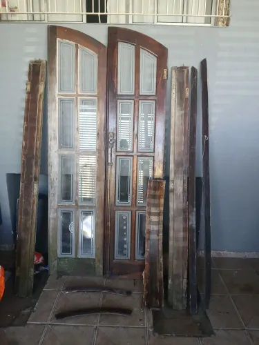 Janela colonial em arco