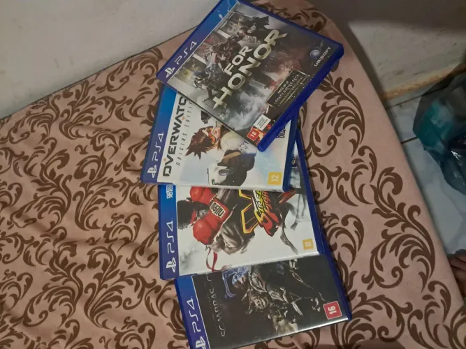 Vende-se ps4 2 controle e cabos e 4 jogos