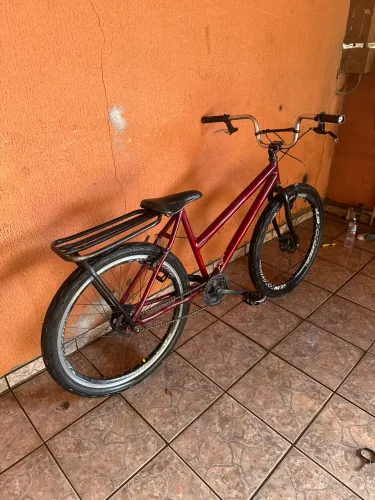 Bicicleta montadinha aro 26 vermelha com pneus kenda e v max e manete shimano