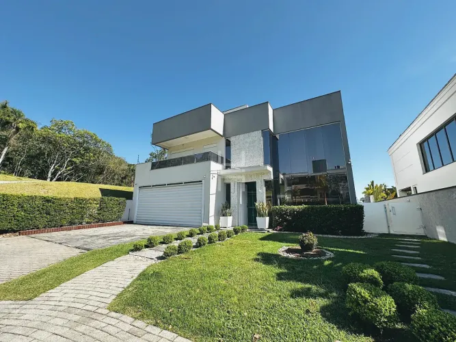 Casa com 327m², 3 suítes sendo uma máster com closet no condomínio Parque da Pedra na Pedr