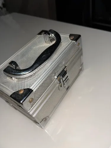 Maleta mini para jóias ou maquiagens com espelho e com alça para segurar.