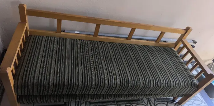 Sofá bicama em ótimo estado, em madeira e com as almofadas do encosto.