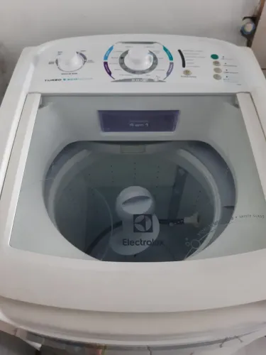Máquina de lavar roupas com defeito