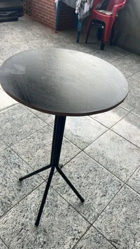 Vendo 3 mesas bistro alta  novas p quem gosta de conforto ou trabalha c comércio só vem