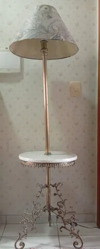 Luminária de Chão Vintage com Mesinha de Mármore Integrada - Estilo Clássico