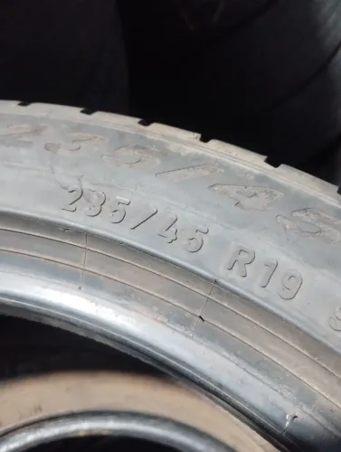 2 Pneus 235/45/19 300$