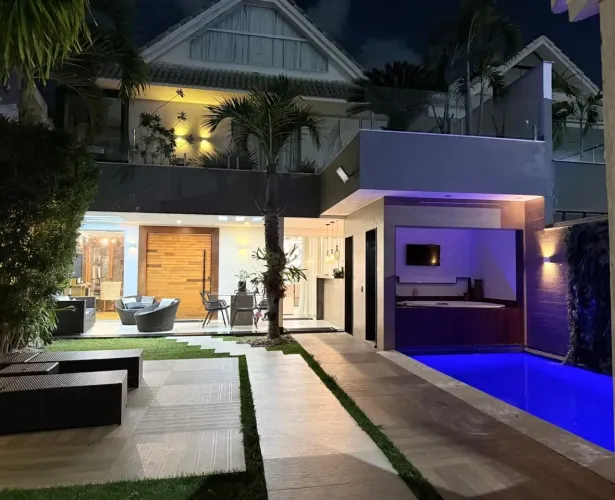 Alugo Casa 5 suítes com piscina e hidromassagem mobiliada.