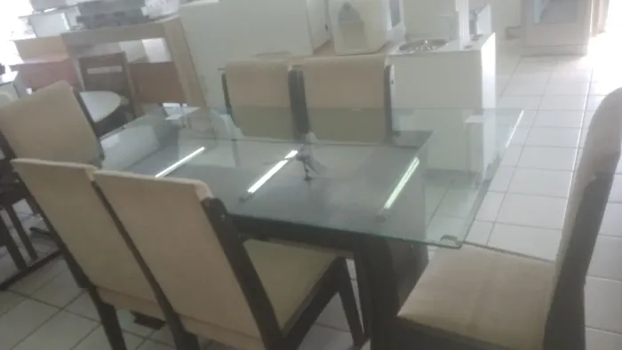 Mesa com tampo de vidro 6 cadeiras 
