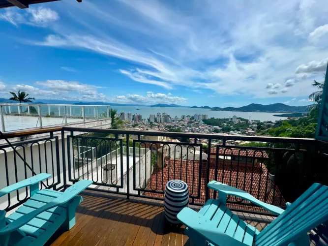 Casa com 4 quartos, Vista Mar e 346 m² à venda no Centro de Florianópolis.