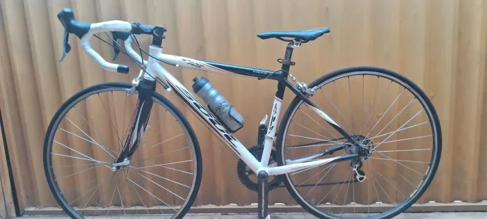 Vendo uma bicicleta speed semi nova