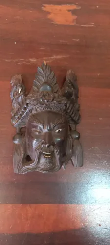 Máscara oriental em madeira