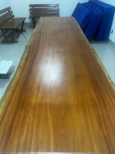 Mesa de madeira Cumaru borda orgânica