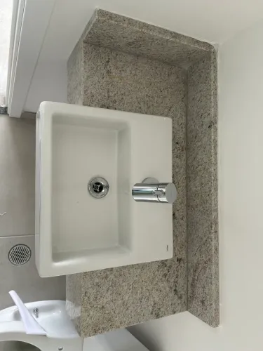 Bancada de granito com Cuba embutida e torneira Deca para lavabo