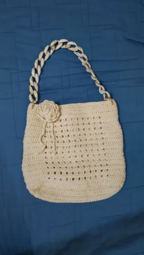 Bolsa crochê cru com dourado alça acrílico e rosa