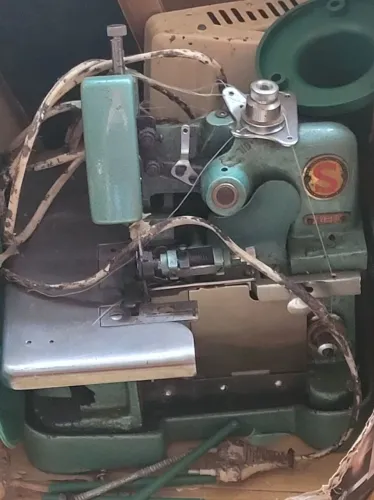 Máquina Overlock, semi industrial, marca Mega Star e modelo MG3-6D.
