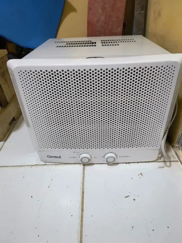 Vendo o ar-condicionado de janela.