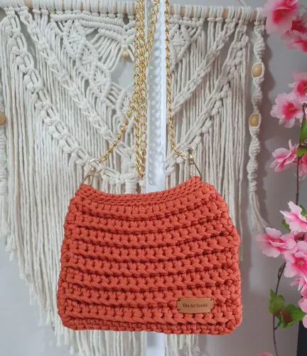 Bolsa de ombro em crochê fio náutico com alça em corrente dourada