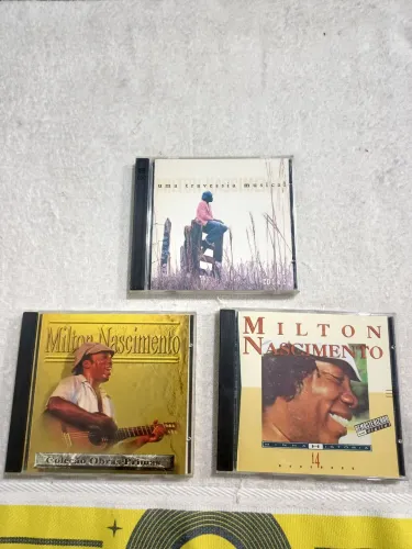 03 CDS sendo um Duplo do cantor Milton Nascimento 