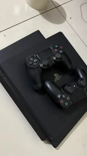 PS4 Slim 1TB - 2 controles + 5 jogos (God of War Ragnarök, Ghost of Tsushima) - Único dono