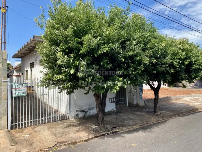 Terreno a Venda no Eldorado com 03 casas construídas.