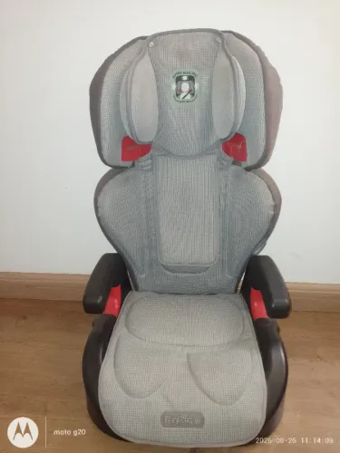 Cadeirinha infantil com assento elevatória 