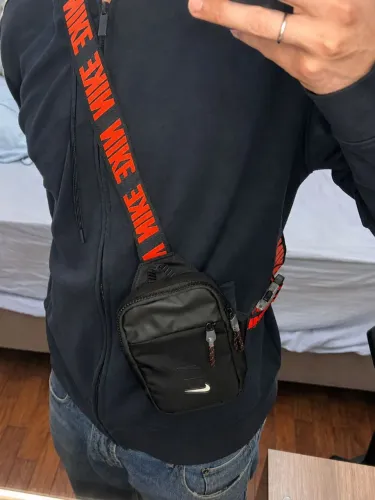 Bag' NIKE OFICIAL; Faixa regulável laranja com preta de Nylon; 3 Compartimentos