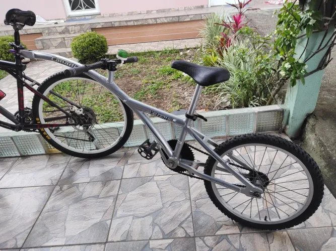 Bike Caroninha em alumínio e guidão em fibra de carbono serve em aro 29 e Speed engata