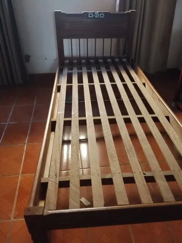 Cama de solteiro em madeira maciça