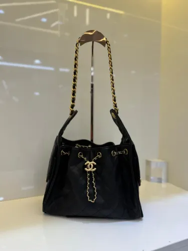 Chanel 25 preta em couro legítimo e ferragens douradas