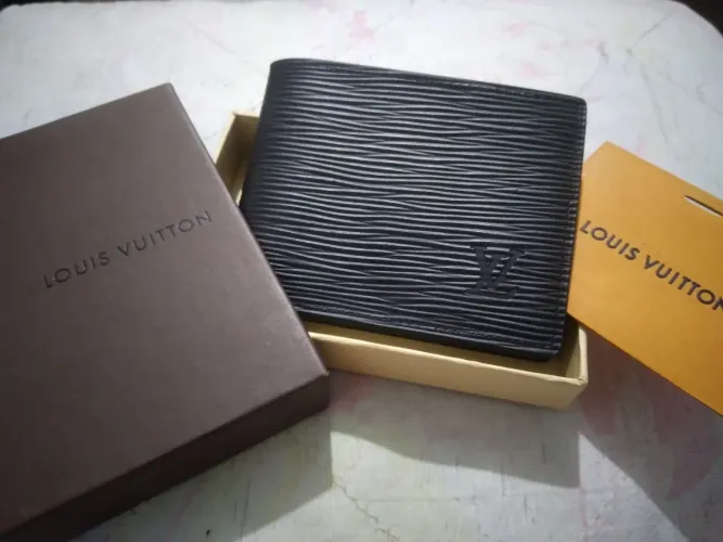 Carteira Louis Vuitton EPI preta 