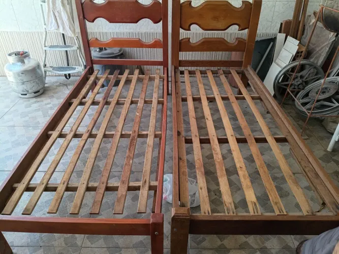 Vendo duas camas de solteiro uma de mogno e outra de cerejeira