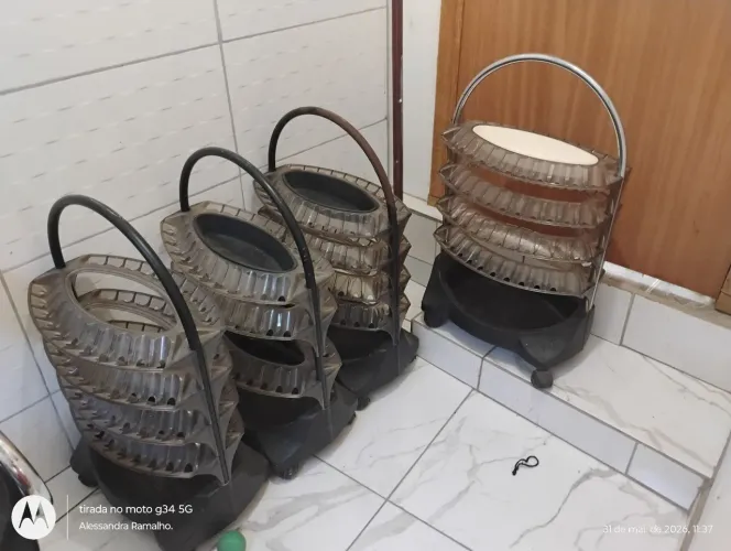 Vendo 4 carrinhos manicure 70 reais cada ótimo para organizar seus eslmaltes, acetonas.