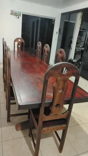 Mesa de jantar de quase 4 metros com cadeiras.