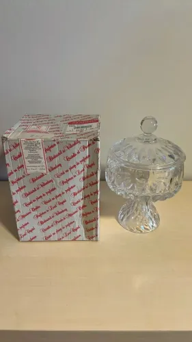 bomboniere em cristal, com 15 cm de diametro, altura com tampa 24 cm, pesa 1684 gramas, ma