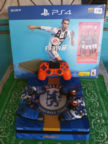 PS4 Slim 1TB Desbloqueado + 3 Controles (Na Caixa Original)