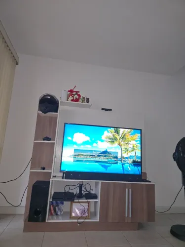?Rack com Painel para TV e Prateleiras - Branco e Amadeirado