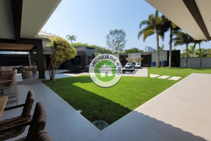 Casa de Luxo à Venda em Condomínio na Barra da Tijuca - 5 quartos, 5 suítes, 2 salas, 8 ba