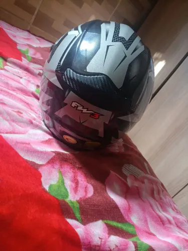 Capacete semi novo 