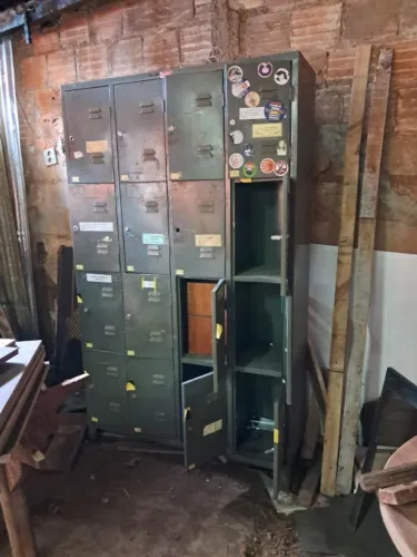 Roupeiro de aço com 16 portas