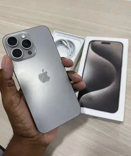 Vendo iPhone 15 pro Max 256gb com blindagen aceito troca com volta em dinheiro.