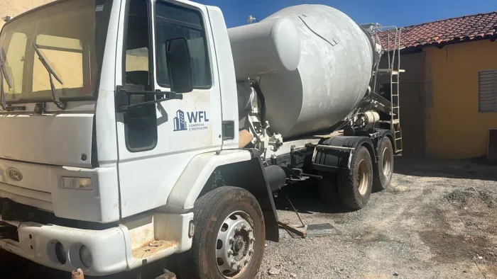 Vendo caminhão Betoneira Ford cargo motor cummins 