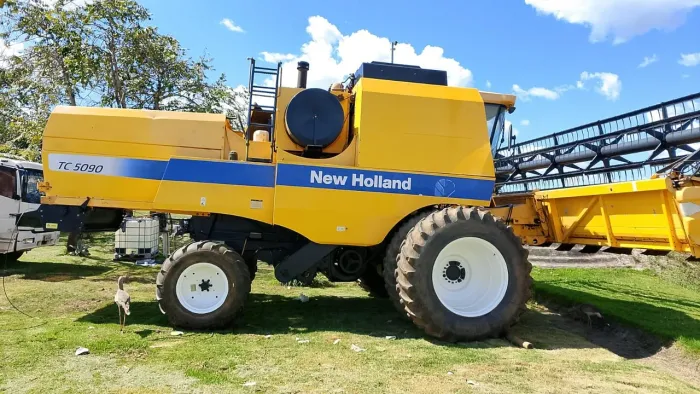 VENDE-SE COLHEITADEIRA NEW HOLLAND TC 5090