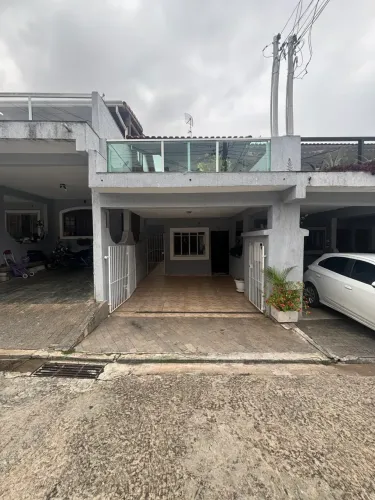 Casa a Venda condomínio Fechado com 3 quartos em Jardim Henriqueta - Taboão da Serra - SP