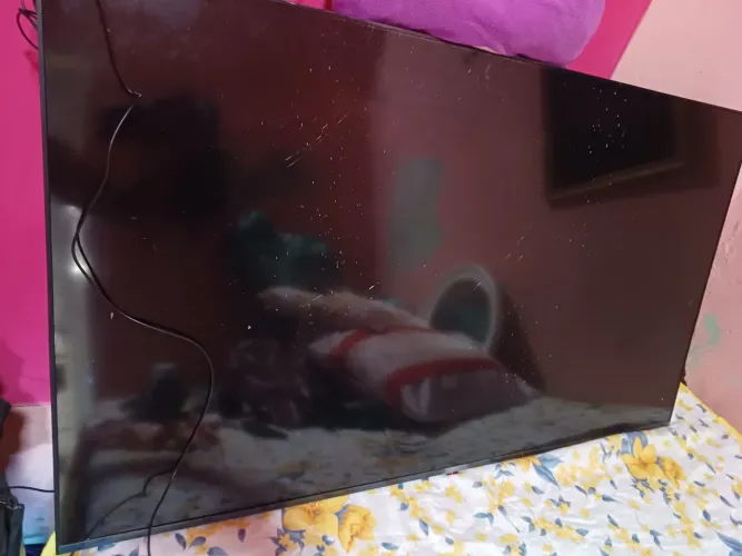 Tv com avarias pra retirada de peças defeito a tela quebrada
