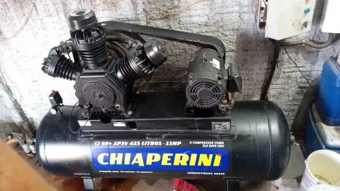 VENDO COMPRESSOR DE 420 LITROS. SEMI NOVO.<br> 15 MIL