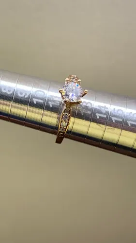 Pequeno e delicado anel dourado.