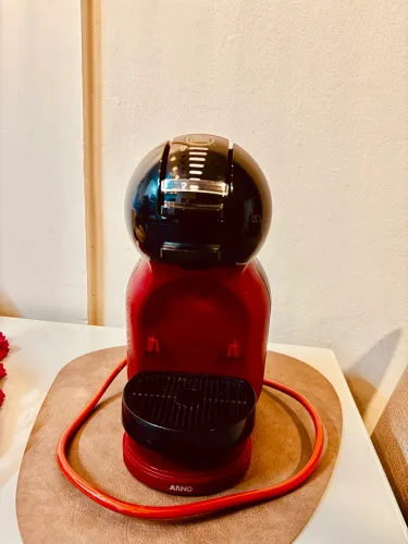 máquina de café dolce gusto arno vermelha